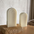 Handgefertigte Bogenkerze aus cremefarbenem Sojawachs mit Rillenstruktur, hergestellt in Zürich-AVIVA Schweiz 