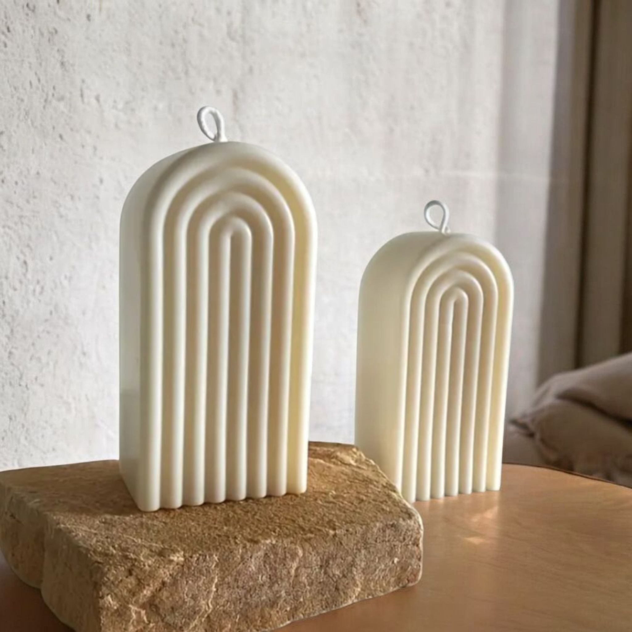 Handgefertigte Bogenkerze aus cremefarbenem Sojawachs mit Rillenstruktur, hergestellt in Zürich-AVIVA Schweiz 