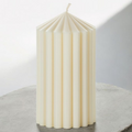 Handgefertigte GRAMNI Skulpturkerze aus cremefarbenem Sojawachs mit vertikalen Linien, hergestellt in Zürich- AVIVA Schweiz
