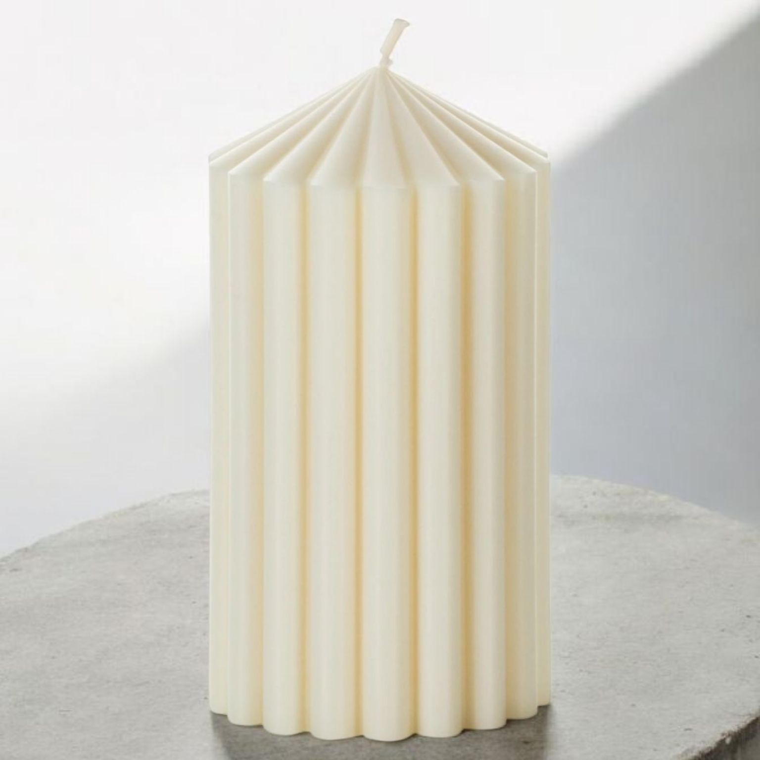 Handgefertigte GRAMNI Skulpturkerze aus cremefarbenem Sojawachs mit vertikalen Linien, hergestellt in Zürich- AVIVA Schweiz