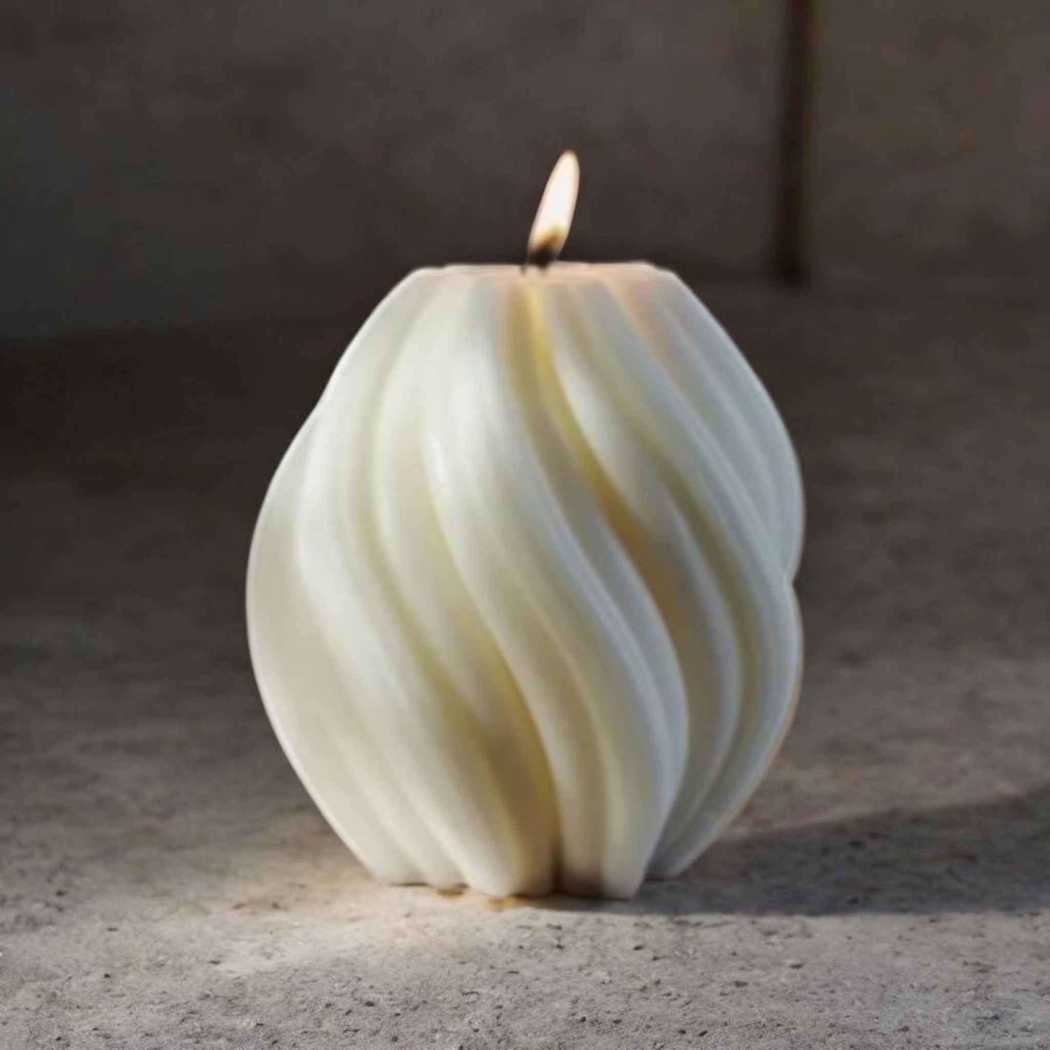 Handgefertigte Knotekerze aus Sojawachs in Cremeweis- AVIVA Schweiz