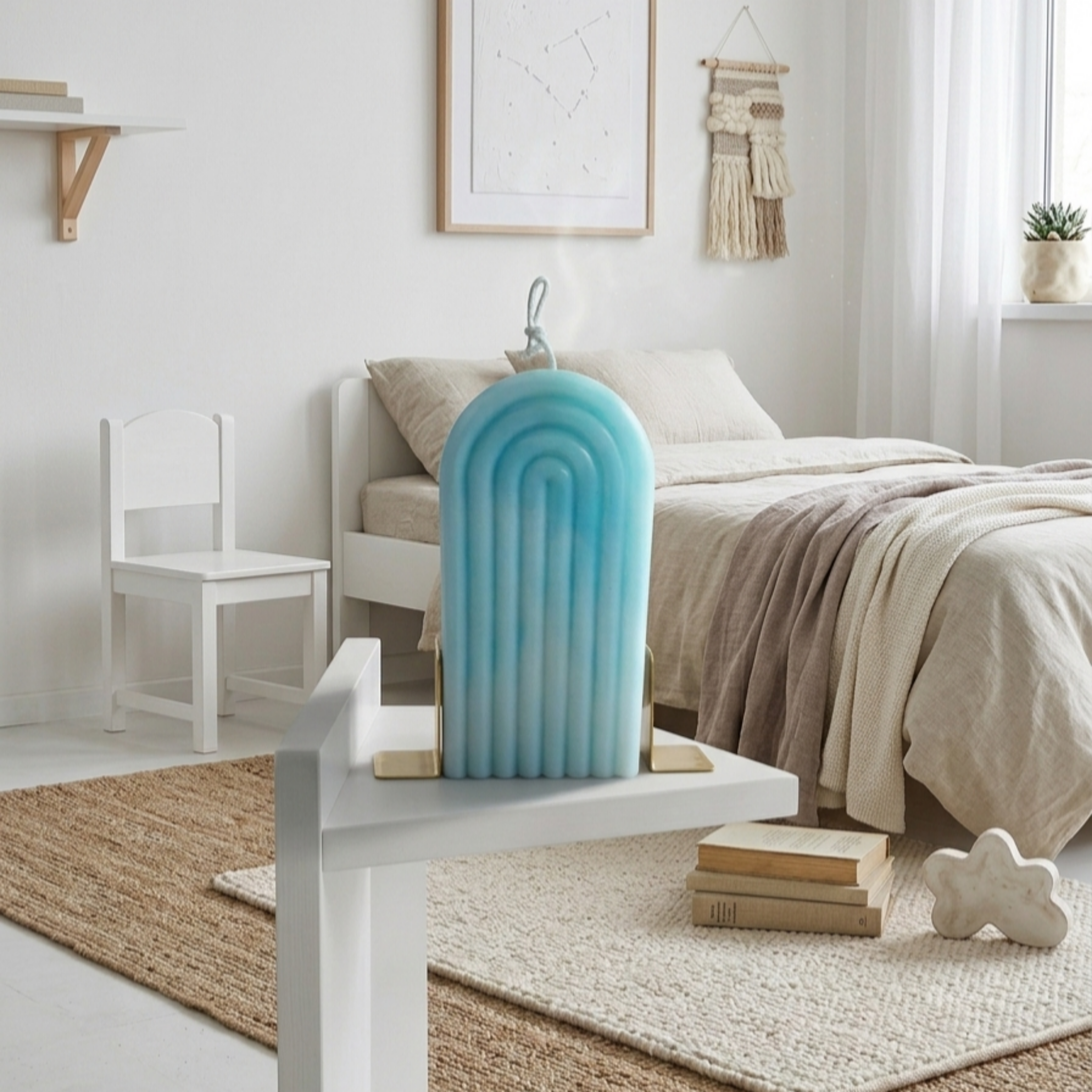 Handgefertigte Bogenkerze aus türkis-marmoriertem Sojawachs mit Rillenstruktur, hergestellt in Zürich-AVIVA Schweiz 